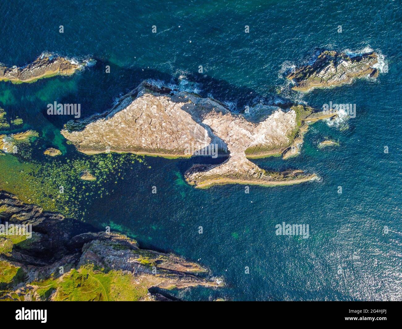 Vista aerea dal drone di Bow Fiddle Rock a Portknockie su Moray Firth a Moray, Scozia, Regno Unito Foto Stock