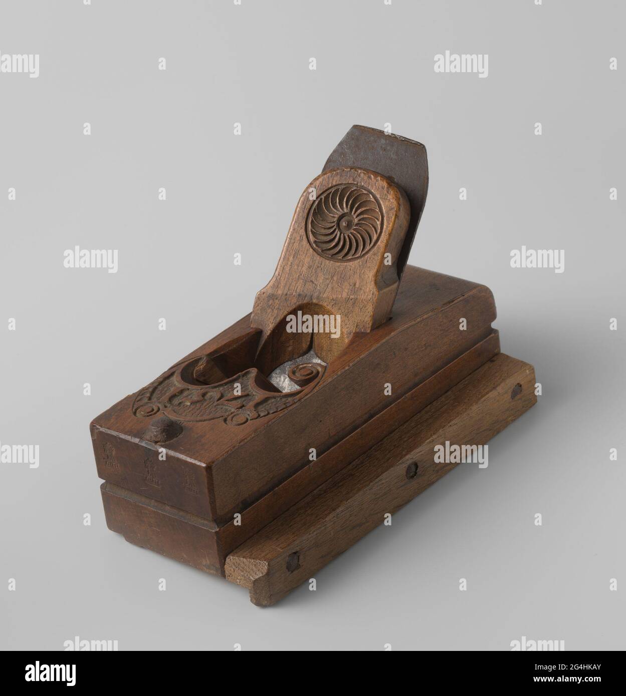 Affettatrice a sospensione con intaglio e anno 1751. Sponation affettatrice con intaglio e anno 1751. Decorata come affettatrice a croce. Foto Stock