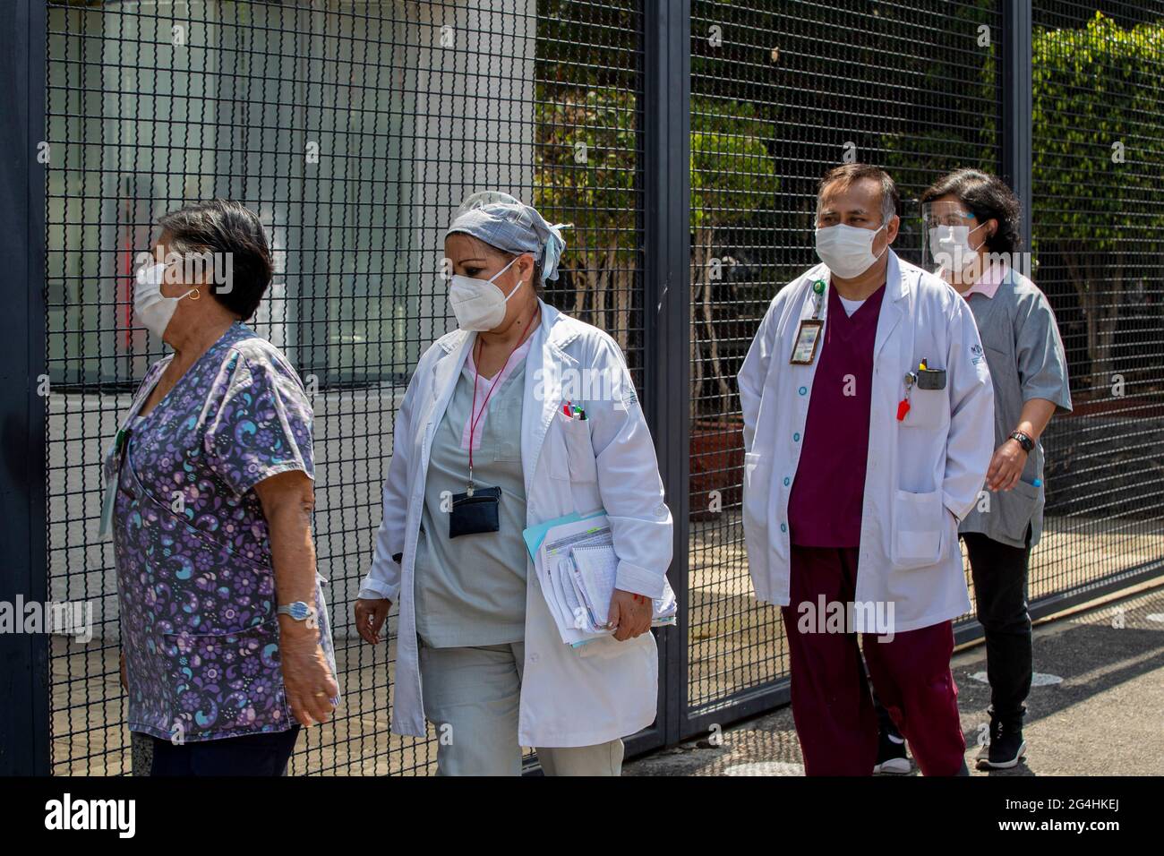 Città del Messico, Messico. 21 Giugno 2021. CITTÀ DEL MESSICO, MESSICO - GIUGNO 21: Gli operatori sanitari prendono parte durante il terremoto Nazionale simulacro al novembre 20 ISSSTE Hospital, allo scopo di prevenzione e sicurezza di fronte a un terremoto di grande grandezza il 21 giugno 2021 a Città del Messico, Messico. (Foto di Eyepix/Sipa USA) Credit: Sipa USA/Alamy Live News Foto Stock