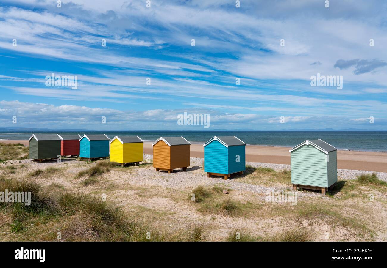 Colorate capanne sulla spiaggia di Findhorn a Moray, Morayshire, Scozia, Regno Unito Foto Stock