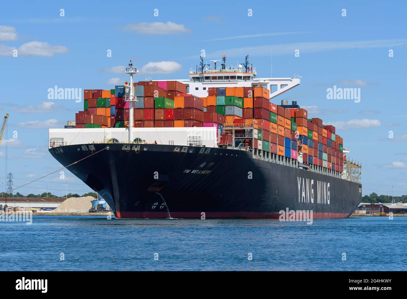 La nave container cinese Yang Ming YM Wellness arriva al porto di Southampton - Luglio 2020 Foto Stock
