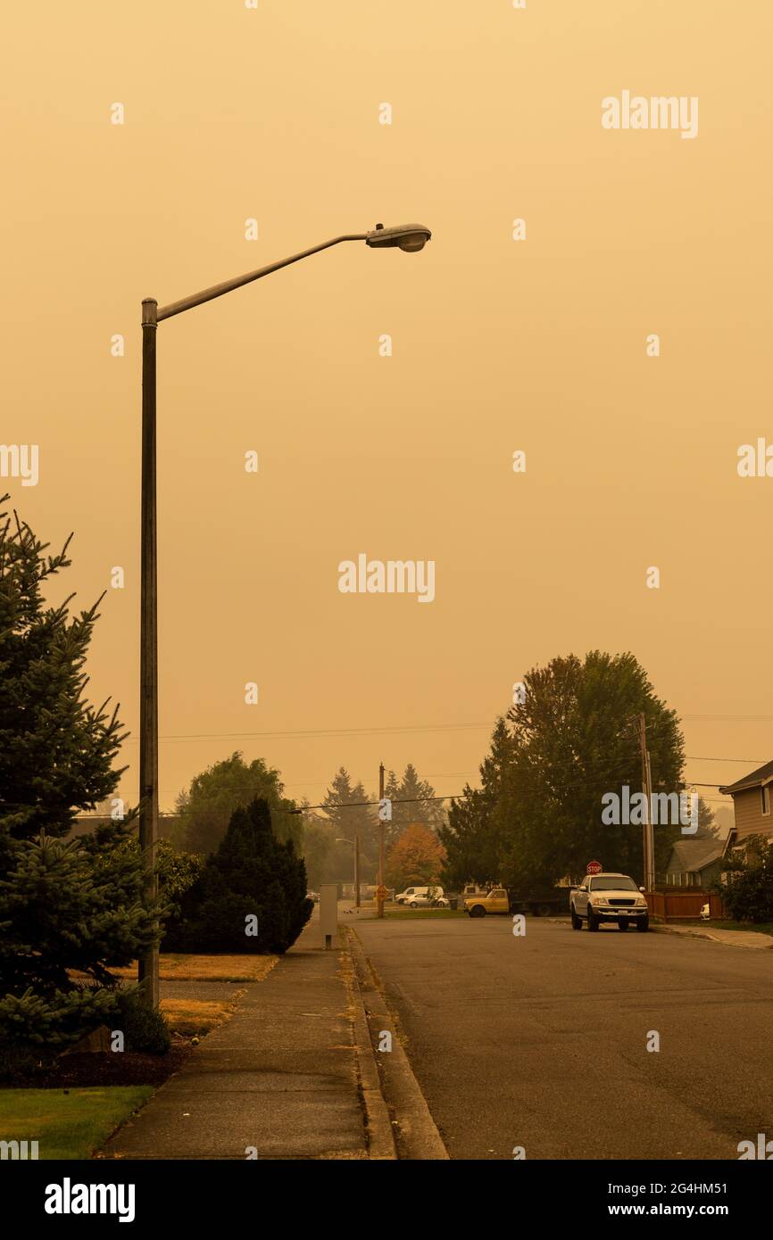 Orange Haze da fumo di incendi boschivi su Residential Street Foto Stock