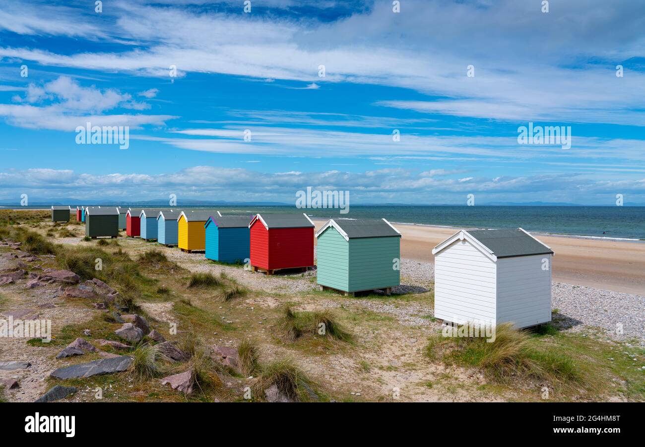 Colorate capanne sulla spiaggia di Findhorn a Moray, Morayshire, Scozia, Regno Unito Foto Stock