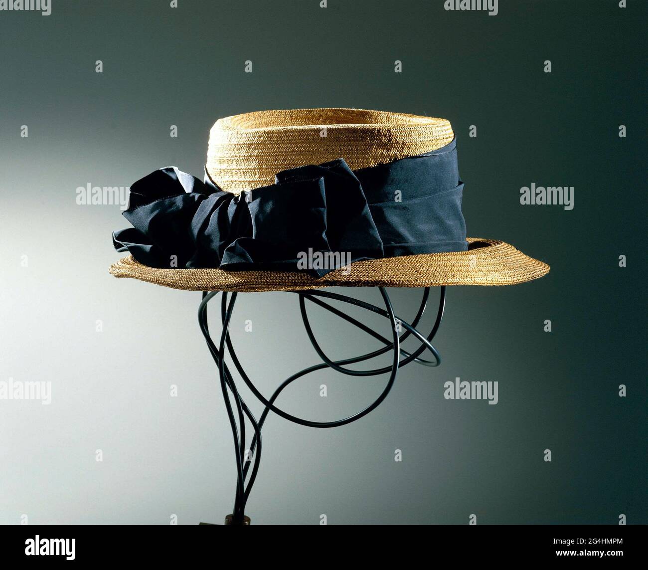 Cappello di paglia a nastro intrecciato con globo diritto e largo, bordo  dipendente, decorato con nastro allungato di grano nero. Modello: La sfera  e il bordo sono entrambi fatti di paglia