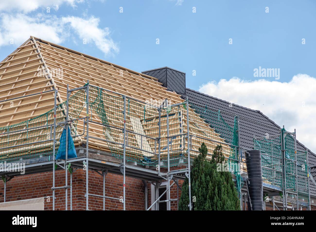 nuova copertura del tetto in un edificio residenziale Foto Stock