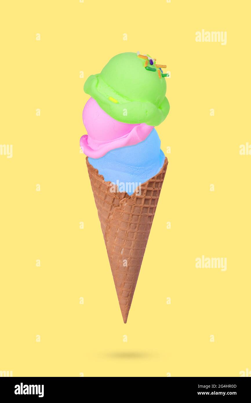 Composizione creativa con cono gelato con colorati scoop gelato su sfondo blu pastello. Concetto estivo minimo. Foto Stock