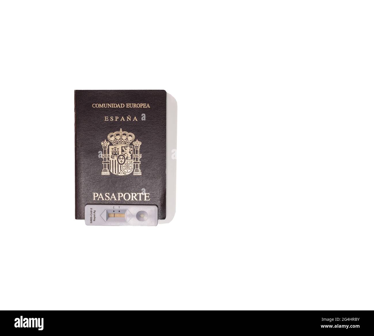 Passaporto della Comunità europea con un test negativo dell'antigene del coronavirus per il concetto di viaggio su sfondo bianco e spazio di copia. Foto Stock