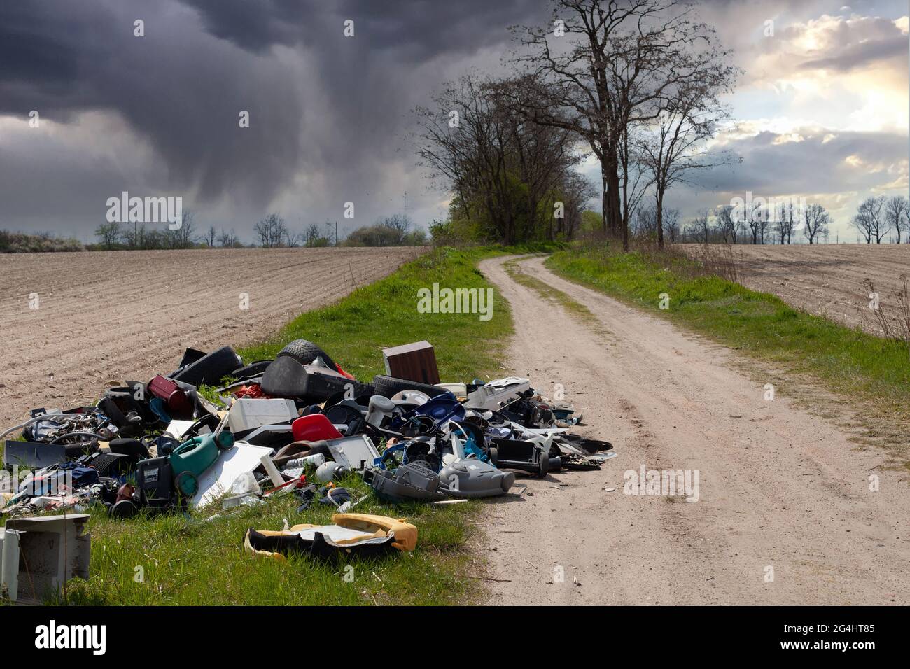 LESZNO, POLONIA - 03 maggio 2021: Concetto di discarica dei rifiuti , pile di rifiuti , discarica dei rifiuti , non litterando nel cestino , distruggere la natura Foto Stock