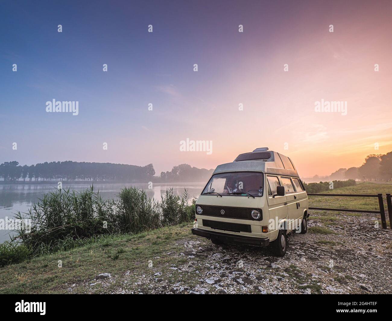 svegliati rilassato in un pulmino vintage con camper sul fiume po Foto Stock