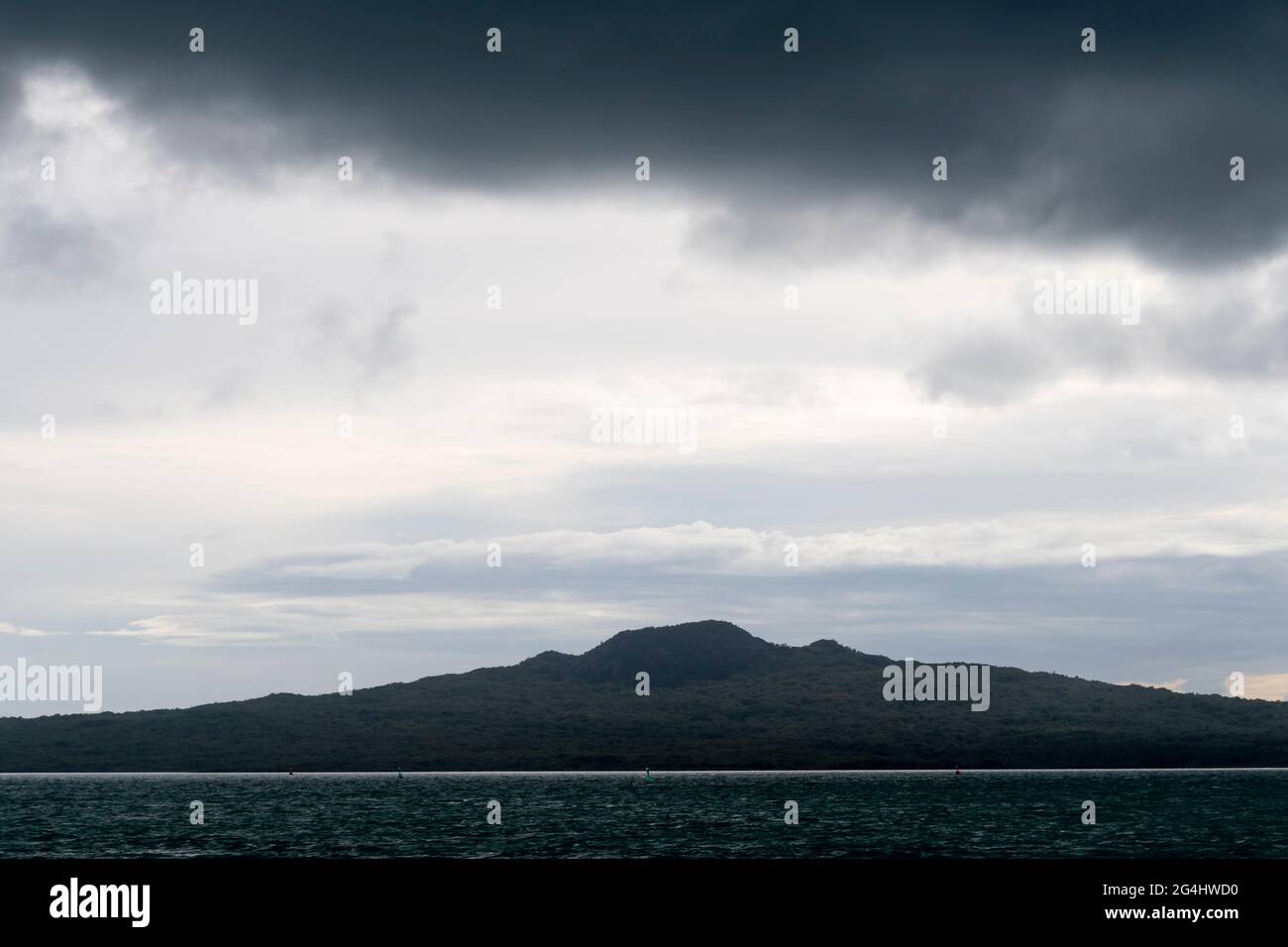 Tempesta nuvole su Rangitoto Island, Golfo di Hauraki, Auckland, Nuova Zelanda Foto Stock