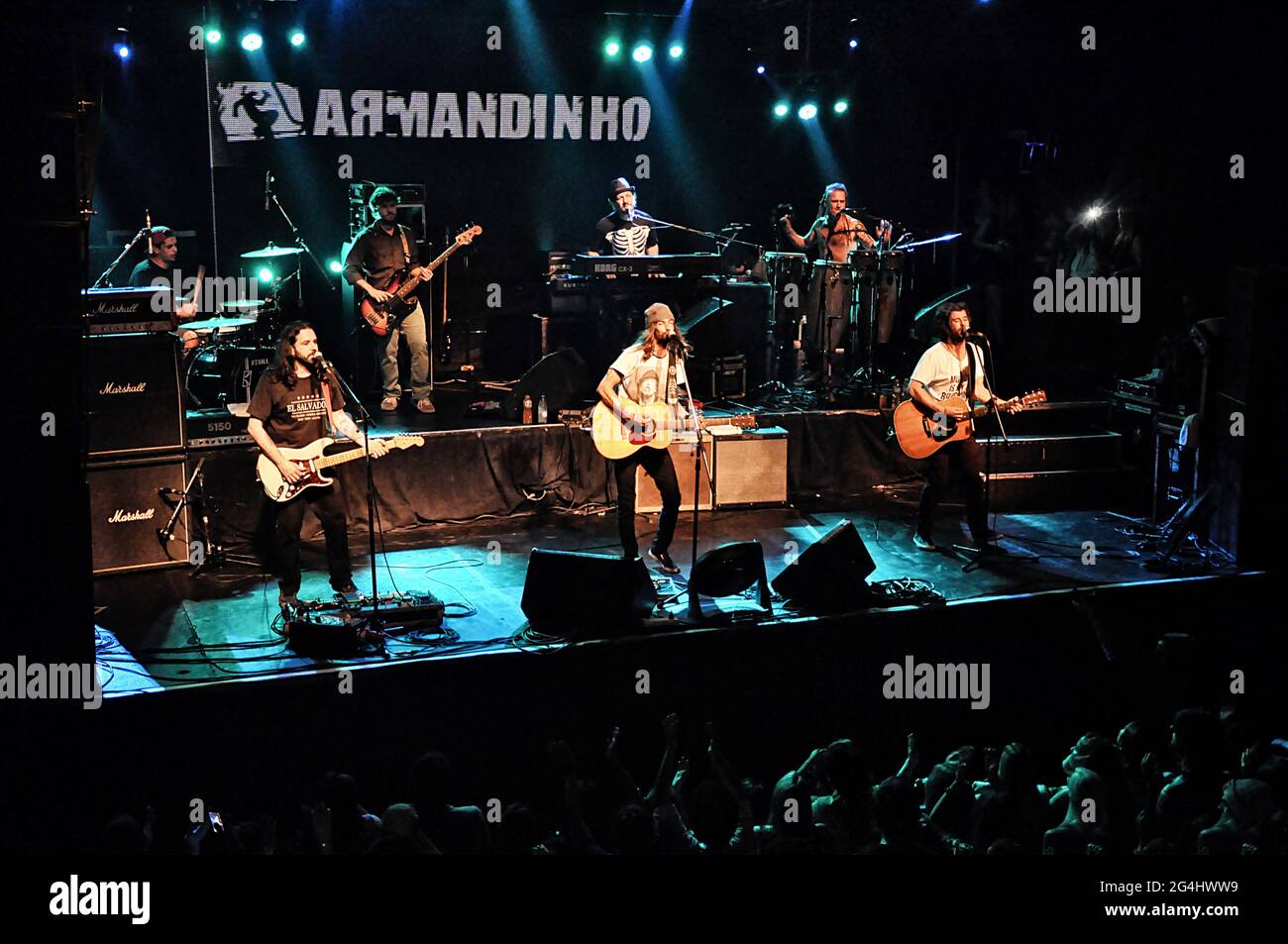 Armandinho e la sua band in concerto dal vivo a Groove, Buenos Aires, Argentina (17 agosto 2014). Foto Stock