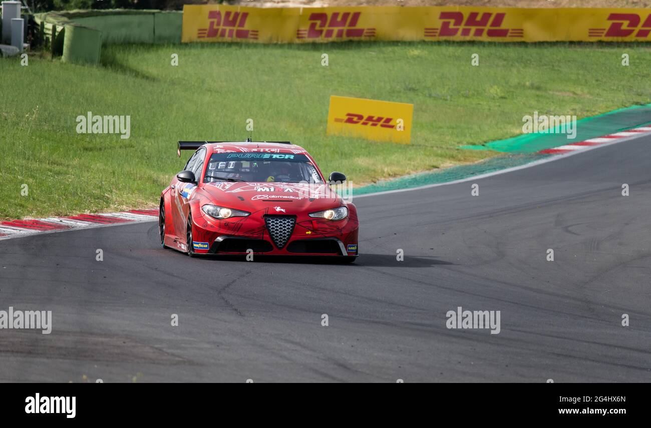 Vallelunga, Italia, giugno 19 2021, Campionato ETCR puro. Nuova moderna auto da corsa con motore elettrico in azione su pista asfaltata, Alfa Romeo Giulia Ferraris Foto Stock