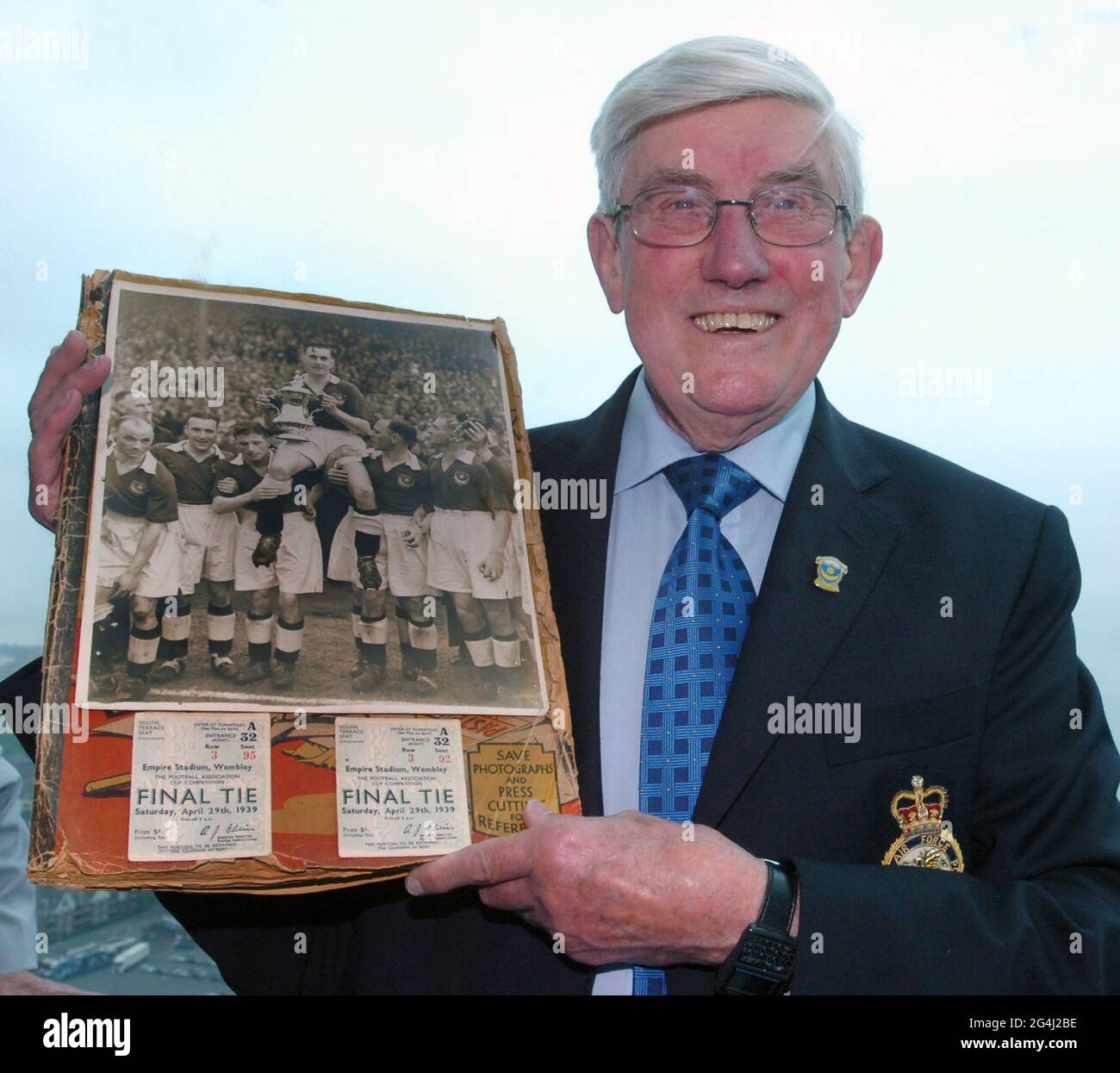 David Morey, 77 anni, con il suo scrapbook fa Cup 1939. David ha partecipato alla finale della coppa come 8 anni l'ultima volta che Pompey ha fatto la finale. PIC Mike Walker, 2008 Foto Stock