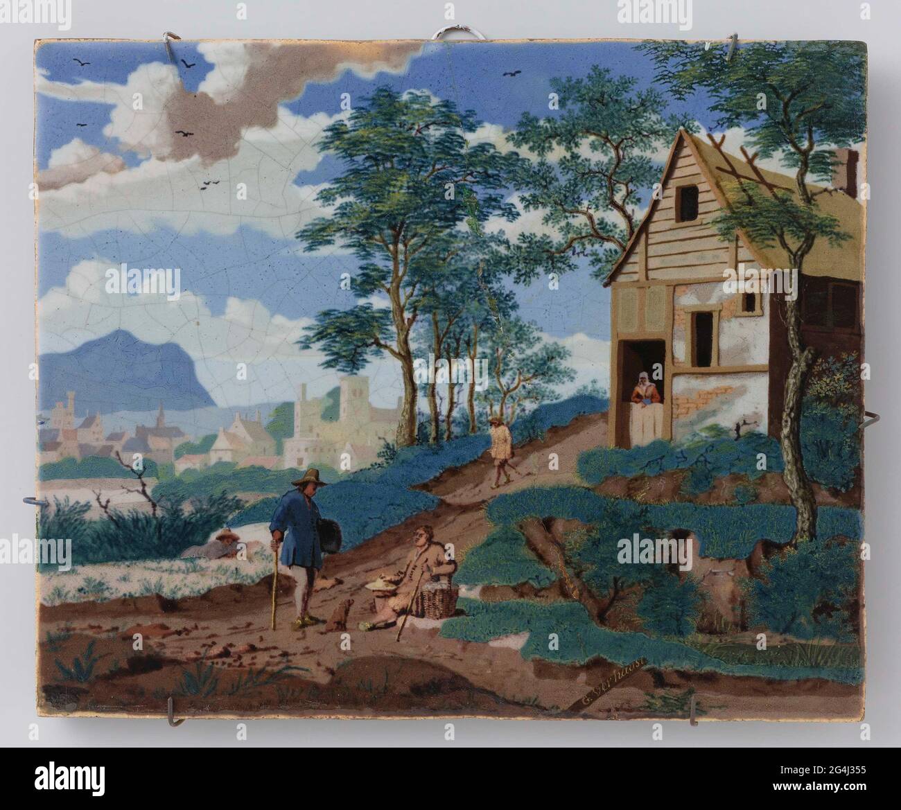 . Questo piccolo paesaggio, in colori molto insoliti per Delftware, è stato firmato da Gijsbrecht Verhaast. È uno dei pochi pittori olandesi di faience conosciuti per nome, poiché ha firmato regolarmente il suo lavoro. Nel 1689 è stato impiegato da Rochus Hoppesteijn a Het Moriaanshooft. Ha anche lavorato da casa su commissioni private, nonostante le regole della gilda che proibiva questo. Non è noto dove ha prodotto questa placca. Foto Stock