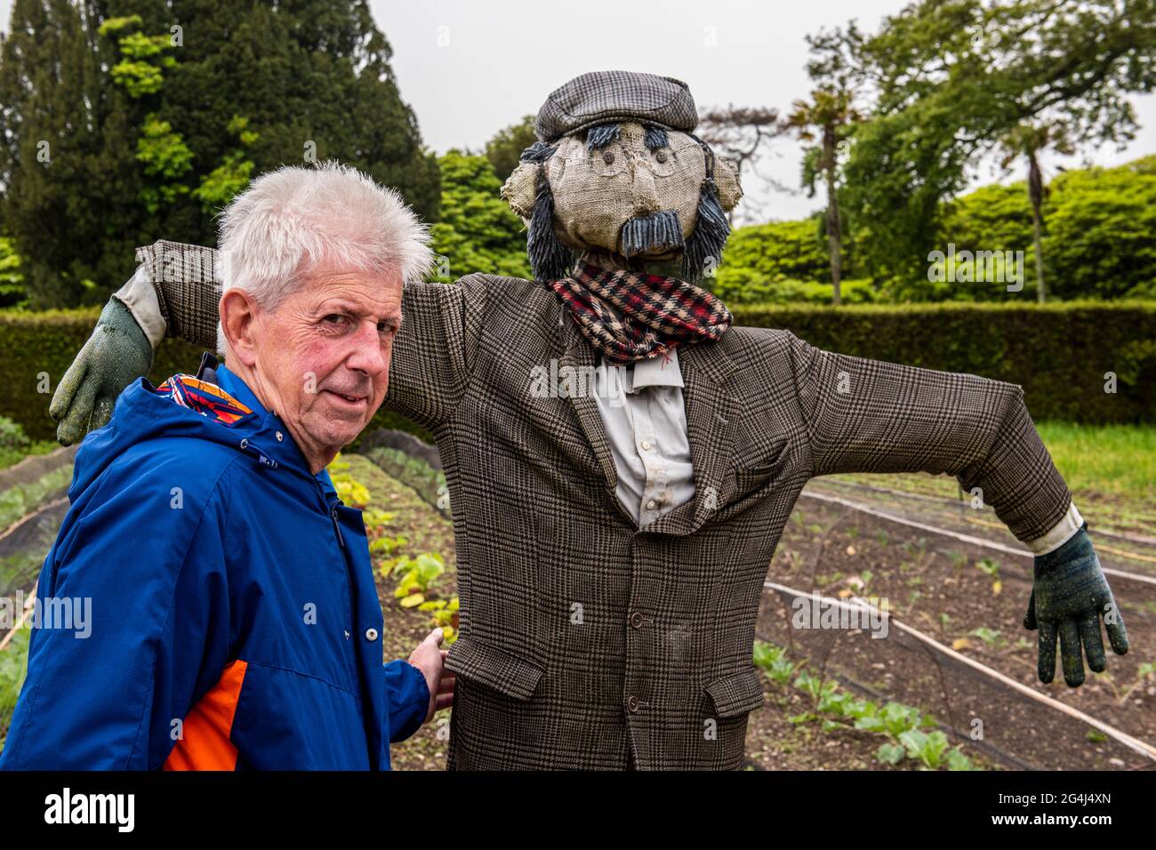 Uomo anziano in posa con lo scarecrow, Lost Gardens of Heligan, Cornovaglia. Foto Stock