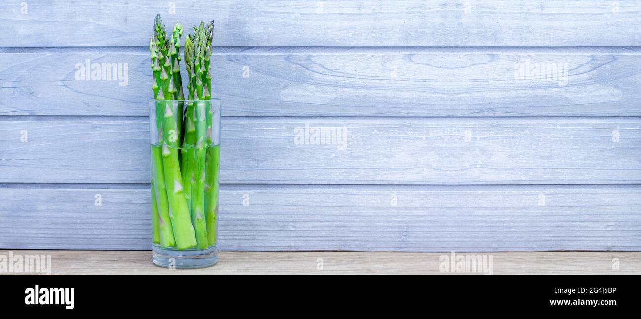 asparagi immagazzinati in acqua per conservarlo più a lungo. Buon deposito di cibo per ridurre lo spreco domestico. Intestazione banner Foto Stock