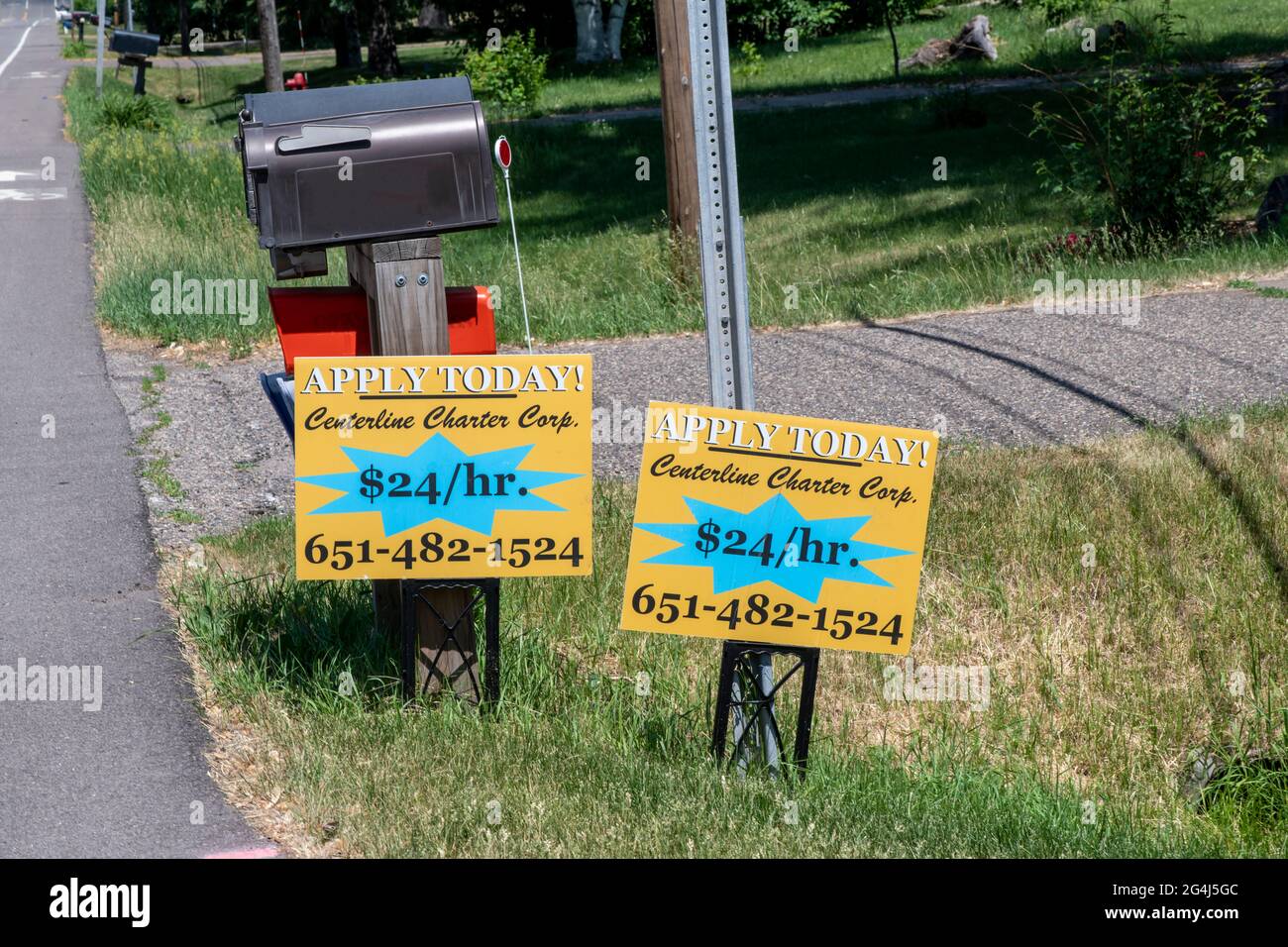 Maplewood, Minnesota. La società di autobus Centerline Charter, a conduzione familiare, offre 24 dollari all'ora per richiedere un lavoro presso la propria azienda. Foto Stock