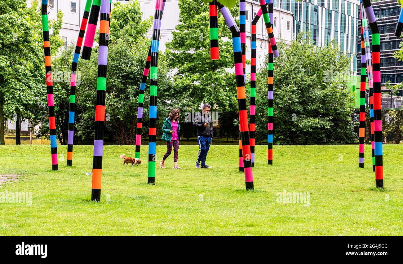 Coppia a piedi cane da compagnia in scultura vicino a Kings Cross Station, Londra. Foto Stock