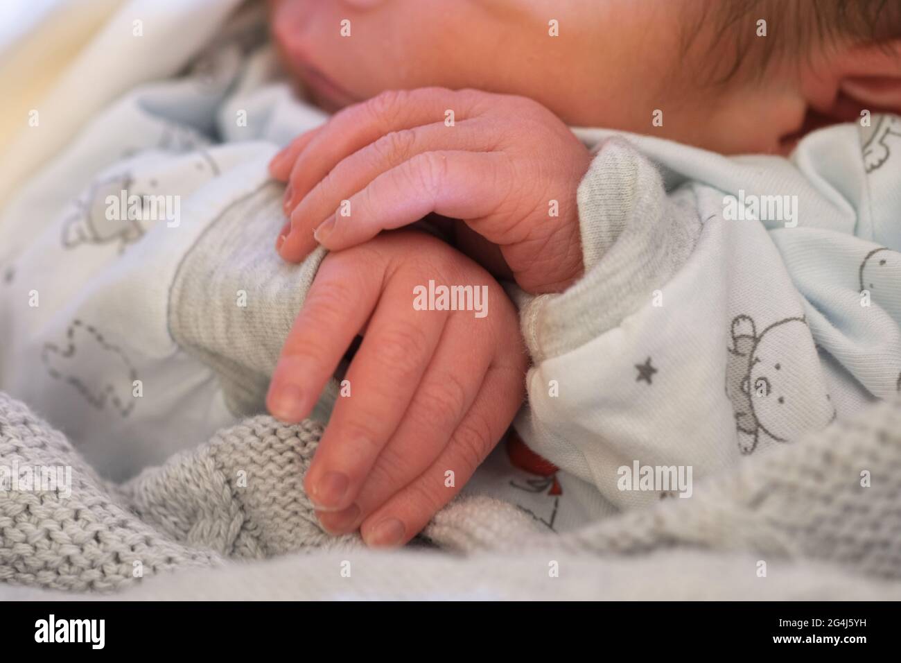 Piccolo adorabile bambino neonato ragazzo mani da vicino durante il sonno, innocenza famiglia concetto di amore Foto Stock