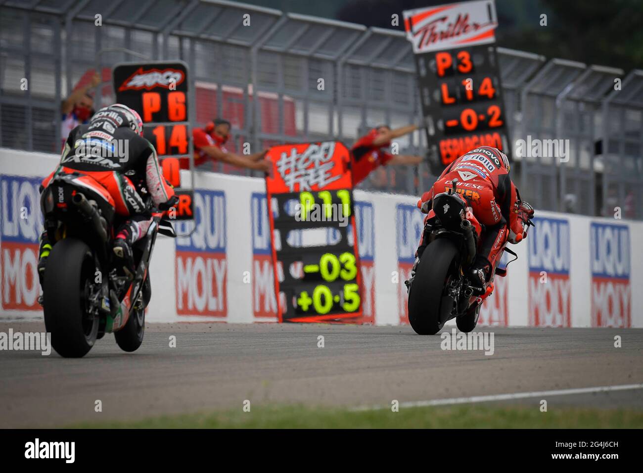 Hohenstein Ernstthal, Germania. 20 Giugno 2021. Motorsport/Moto, Gran  Premio di Germania, MotoGP al Sachsenring: Marc Marquez dalla Spagna del  Repsol Honda Team prende l'obbligata doccia di champagne dopo la cerimonia  della vittoria.