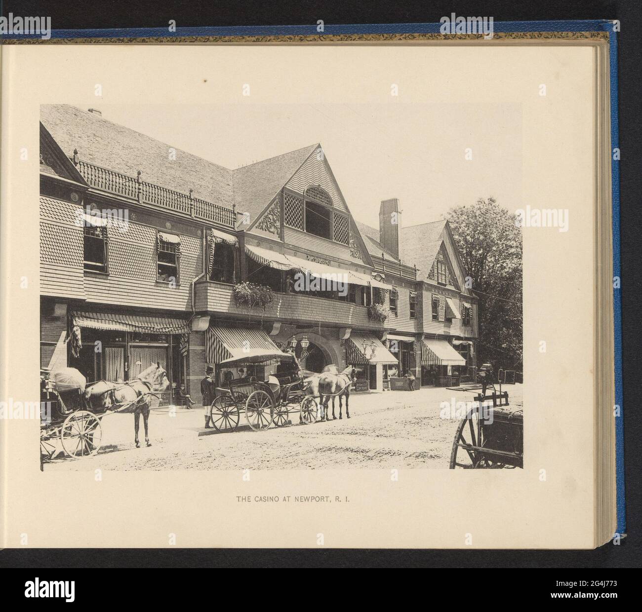 Vista del Casino Newport con carrozze di fronte alla porta; il Casinò di Newport, R... Foto Stock