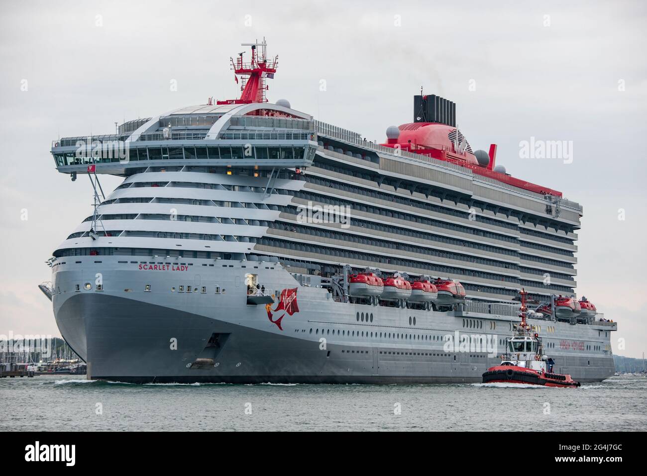 Virgin Voyages nuova nave da crociera MV Scarlet Lady a Portsmouth, Regno  Unito il 21 giugno 2021 Foto stock - Alamy