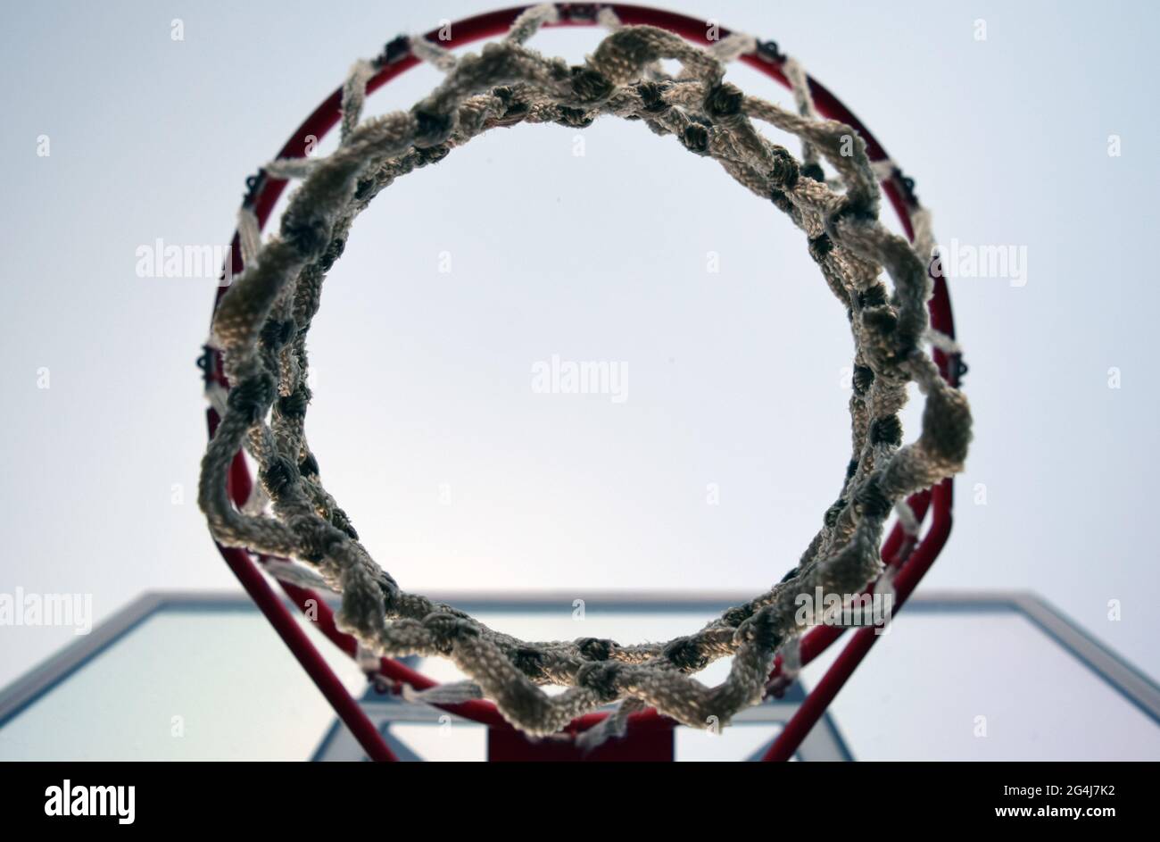 Vista di un canestro da basket dal basso Foto Stock