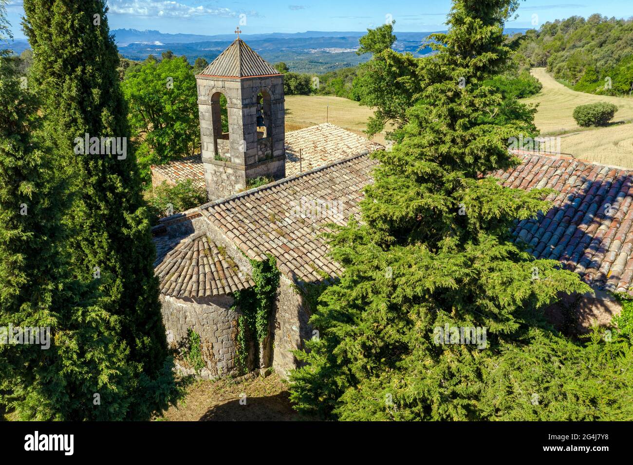 La chiesa di Sant Pau de Pinos è di origine romanica, particolare dell'abside e della torre. Catalogna Spagna Foto Stock