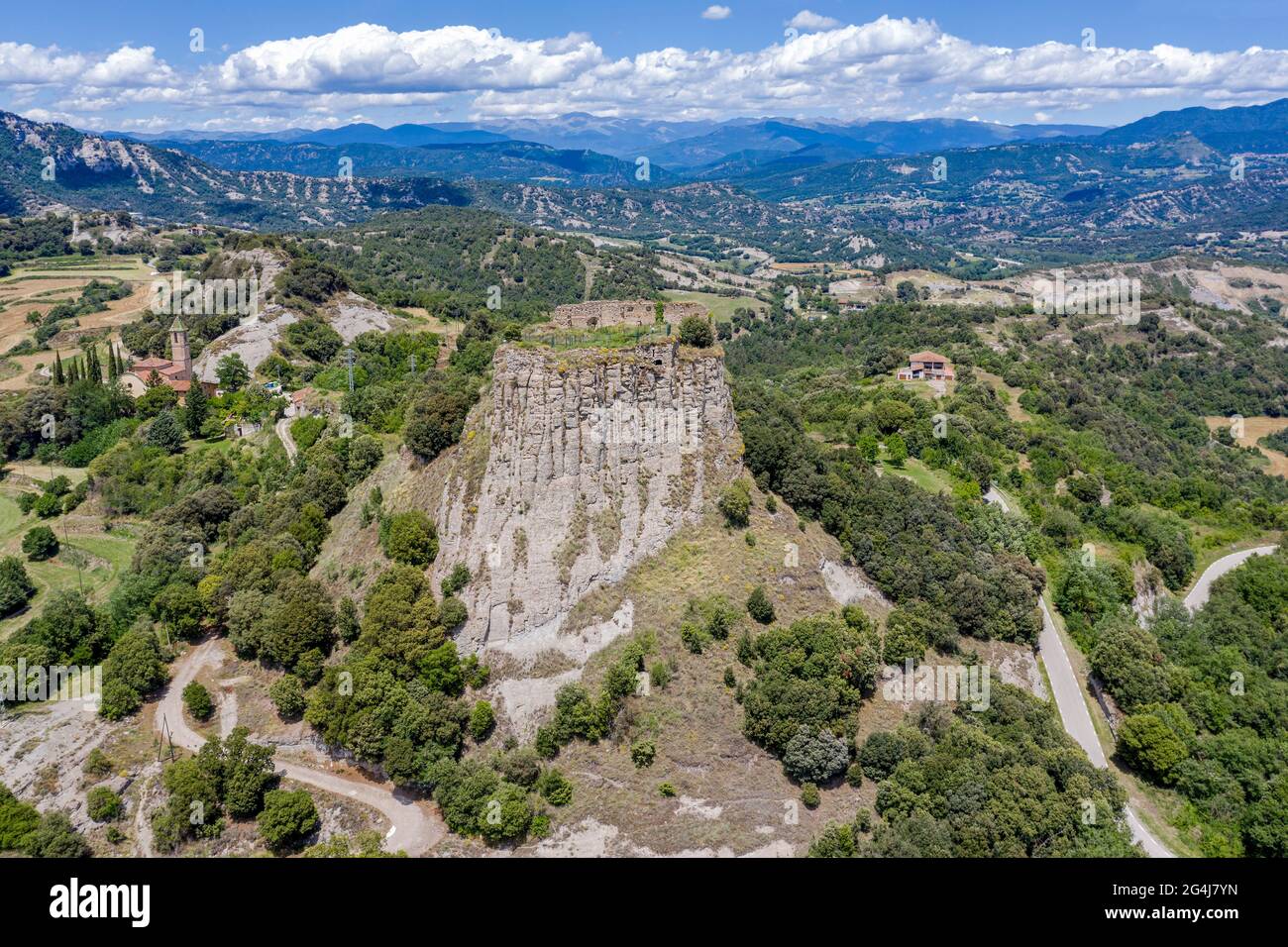 Il Castello di Oris si trova sulla cima di una ripida collina rocciosa a circa 2 km da Oris, una piccola cittadina di Osona, Catalogna, Spagna. Vista panoramica aerea Foto Stock