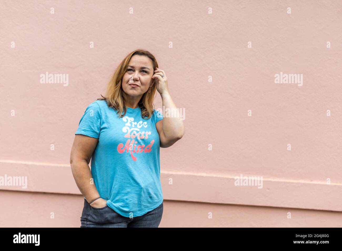 un'immagine completa di una donna in una t-shirt libera la tua mente con jeans Foto Stock