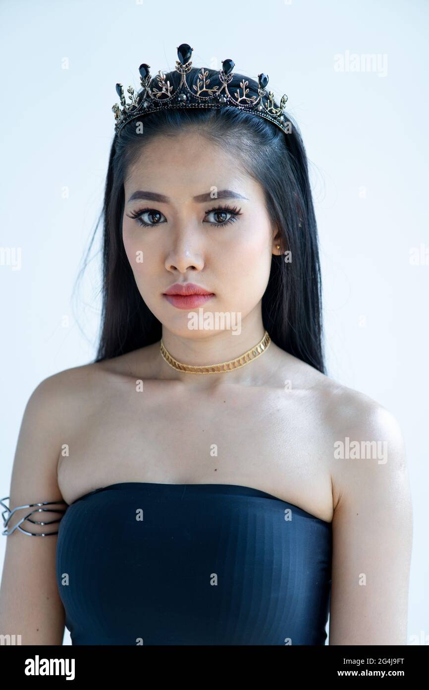 Ragazza asiatica capelli scuri che indossa corona Foto Stock