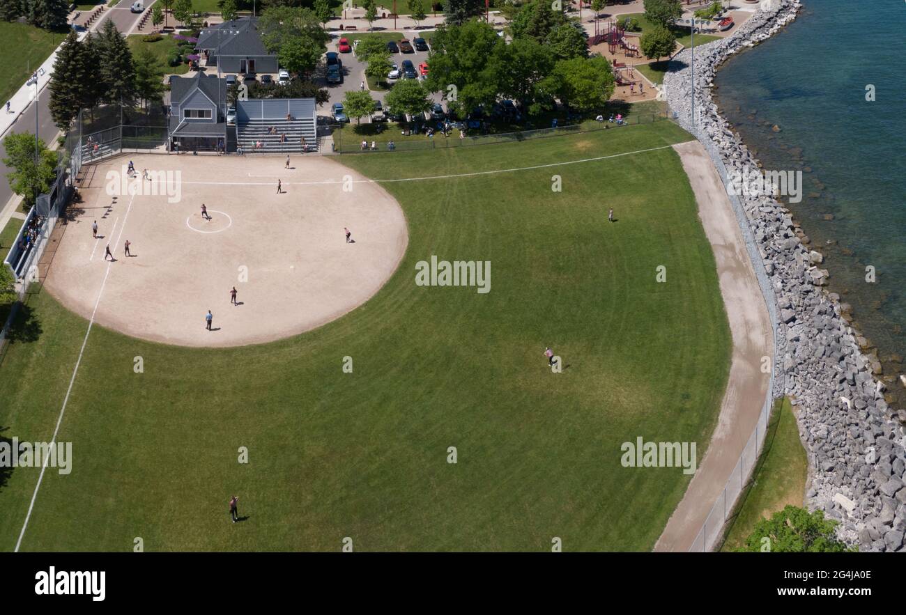 Vista aerea di un gioco di softball femminile Foto Stock