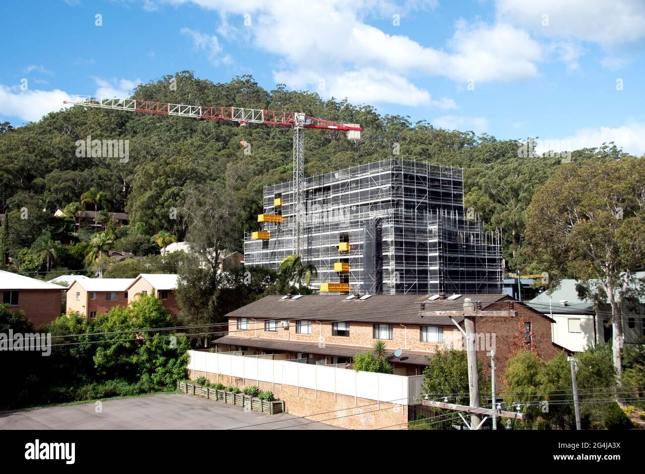 15 maggio 2021. Tutti i livelli del pavimento sono ora formati con una gru a torre sul posto. Nuovo alloggio sociale al 56-58 Beane St. Gosford. Australia. Immagine per uso commerciale. Foto Stock