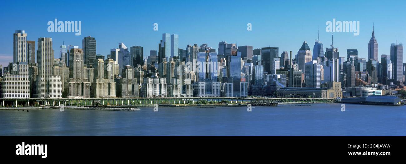 2010 STORICO SKYLINE DI MIDTOWN FIUME HUDSON MANHATTAN NEW YORK CITTÀ STATI UNITI Foto Stock
