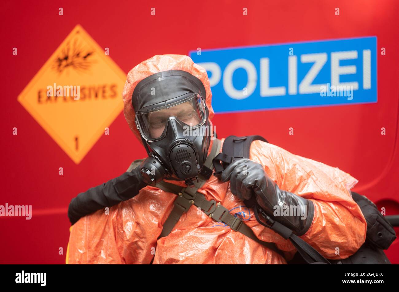 Stoccarda, Germania. 09 giugno 2021. Un ufficiale che si è disinnescato in una tuta a bomba indossa una tuta protettiva contro sostanze biologiche e chimiche durante una dimostrazione di un esercizio dell'Ufficio di polizia penale di Stato di Baden-Wuerttemberg. (A dpa: 'I fusers della LKA - a volte si fanno saltare in aria') Credit: Marijan Murat/dpa/Alamy Live News Foto Stock