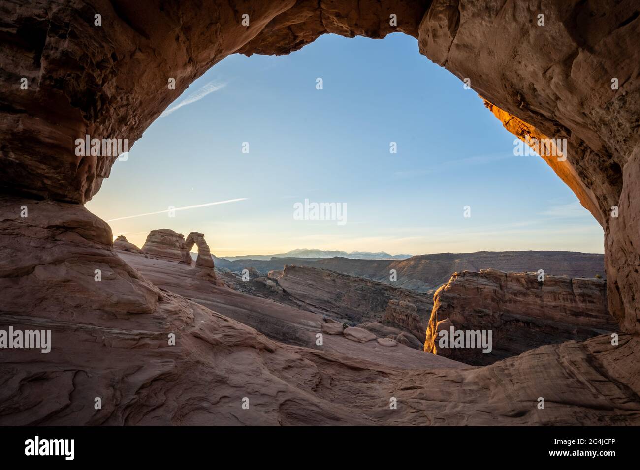 Frame Arch incorniciando delicato arco prima dell'alba nel Parco Nazionale degli Arches Foto Stock