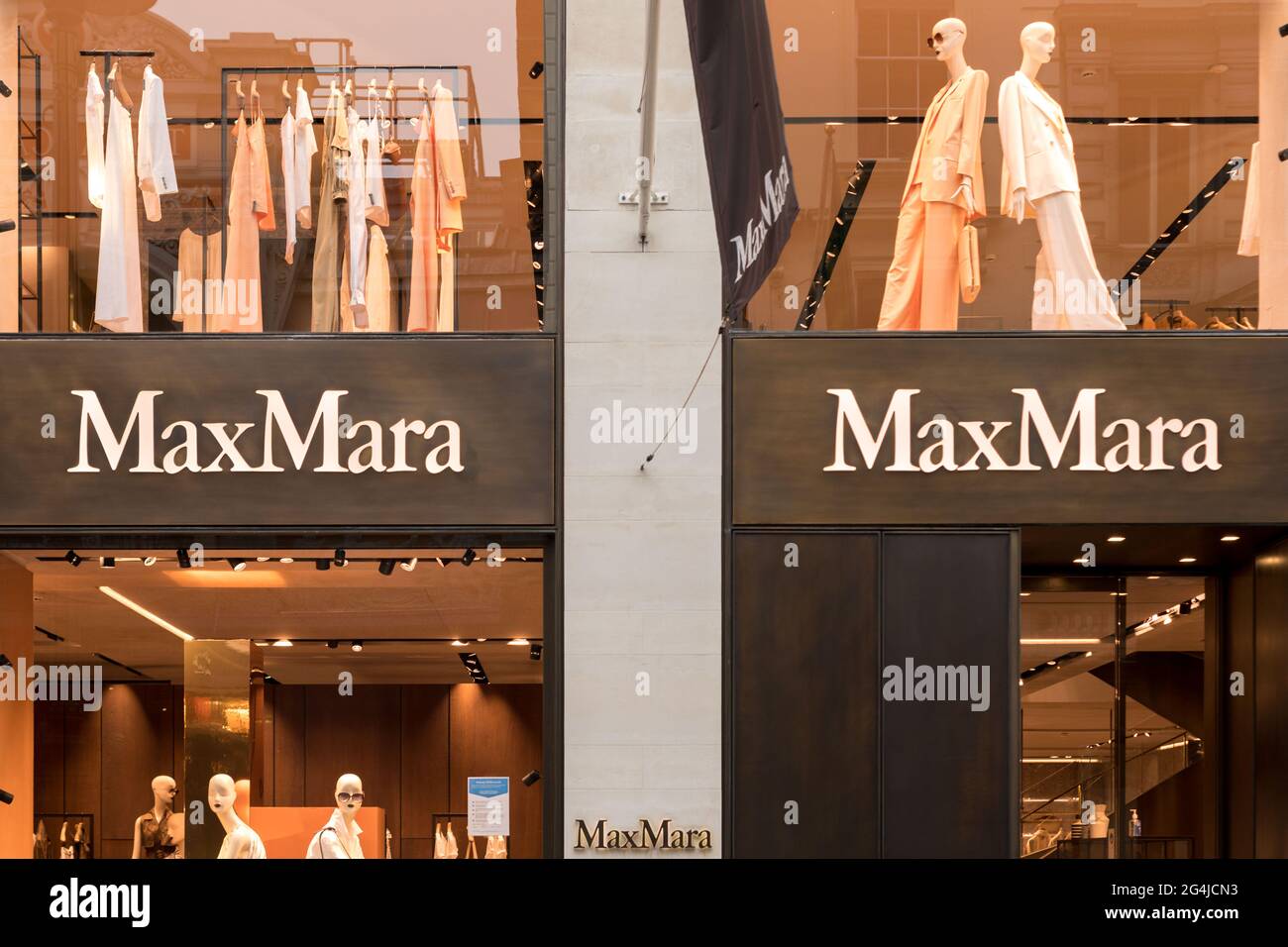Londra, Regno Unito. 22 Giugno 2021. Il logo MaxMara è visto in uno dei loro negozi su Marleybone a Londra. (Foto di Belinda Jiao/SOPA Images/Sipa USA) Credit: Sipa USA/Alamy Live News Foto Stock