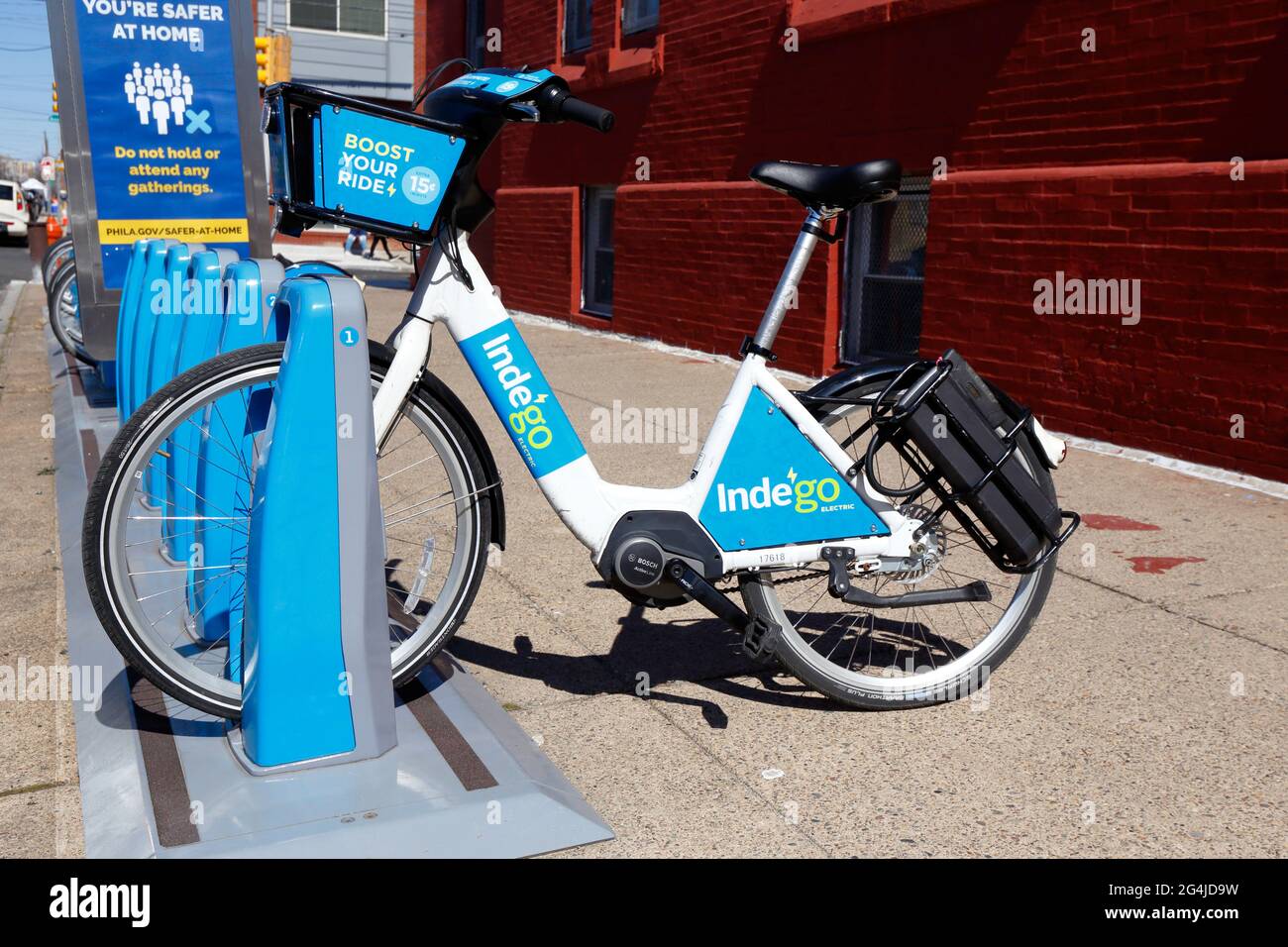 Una bicicletta elettrica Indego dotata di un motore ebike con pedaliera Bosch Active Line. Indego è il programma pubblico di noleggio biciclette di Philadelphia. Foto Stock