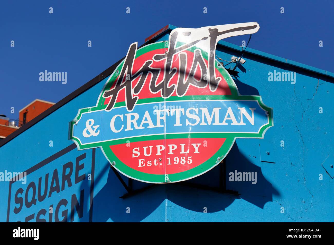 Segnaletica per Artist & Craftman Supply contro un cielo soleggiato Foto Stock