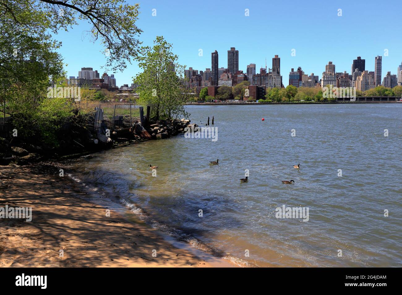 Hallett's Cove Beach, 31-10 Vernon Blvd, Queens, New York. Una piccola spiaggia urbana sul fiume Est nel quartiere di Astoria. Foto Stock