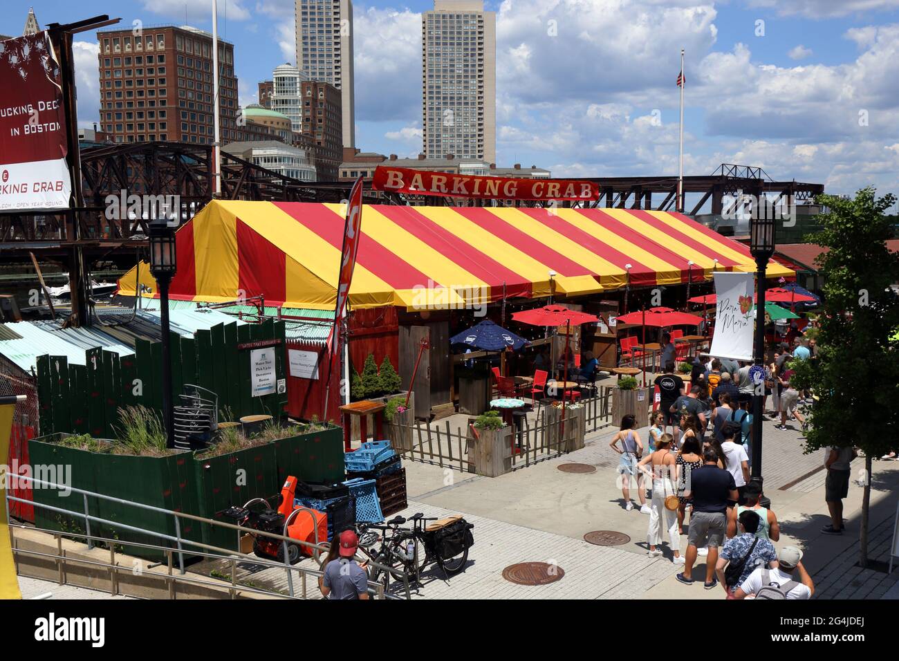 Barking Crab, 88 Sleeper St, Boston, ma. L'esterno di un ristorante di pesce all'aperto nel Seaport District. Foto Stock