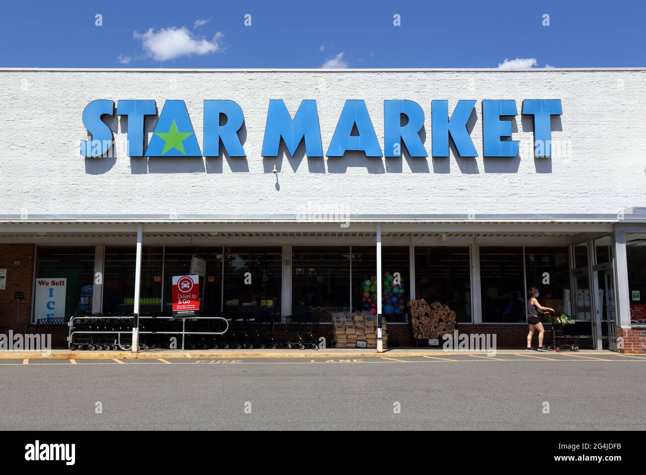 Star Market, 275 Beacon St, Somerville, ma. Deposito esterno di un supermercato nel quartiere Ward due. Foto Stock