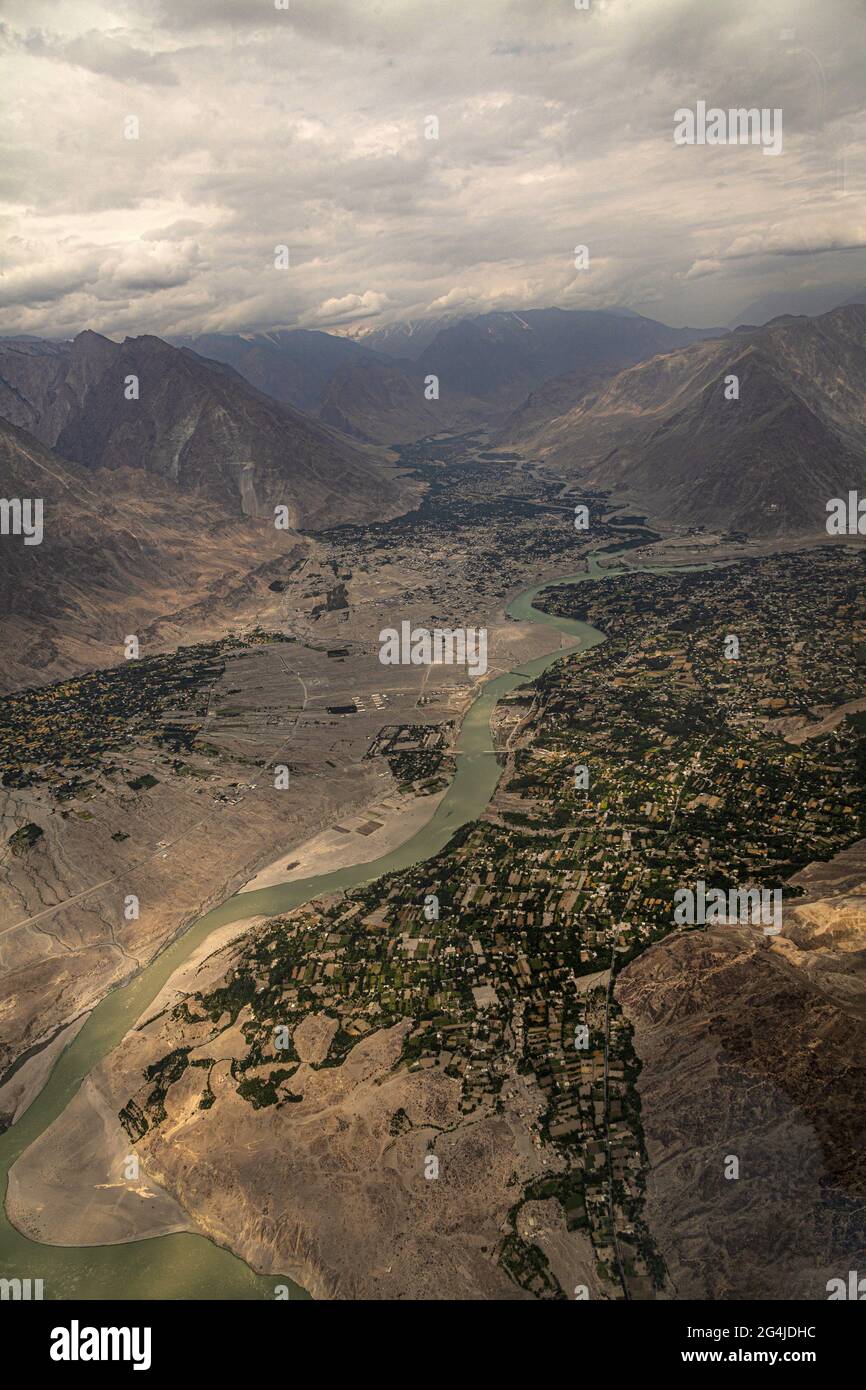 Ripresa verticale del fiume Indus e della catena del Karakorum nelle aree settentrionali di Gilgit Baltistan, Pakistan Foto Stock