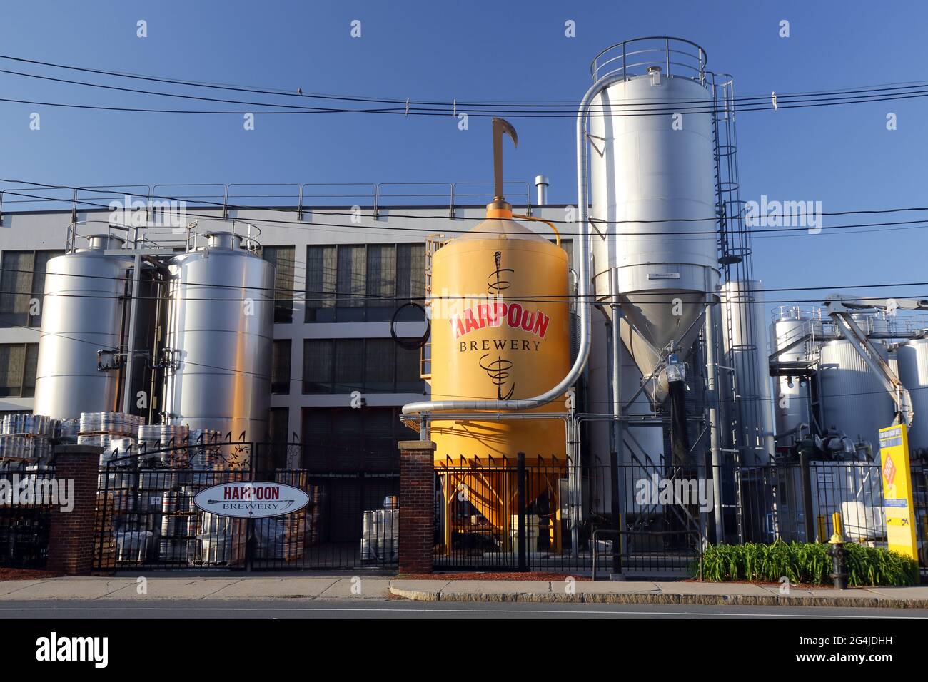 Harpoon Brewery, 306 Northern Ave, Boston, ma. L'esterno di una grande fabbrica di birra artigianale nel Boston Marine Industrial Park nel Seaport District. Foto Stock