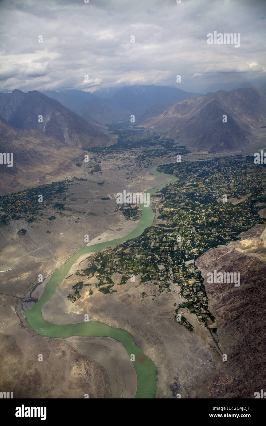 Ripresa verticale del fiume Indus e della catena del Karakorum nelle aree settentrionali di Gilgit Baltistan, Pakistan Foto Stock