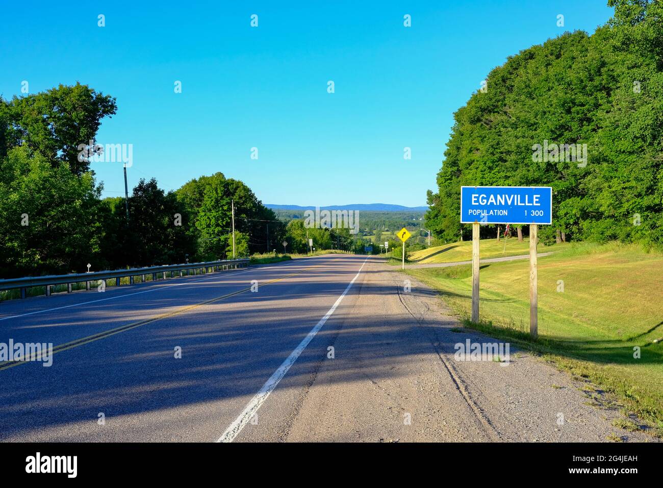 Eganville, Ontario, Canada - 16 giugno 2021: Un cartello sull'autostrada 60 che entra a Eganville mostra la popolazione della città di 1300 abitanti. Foto Stock