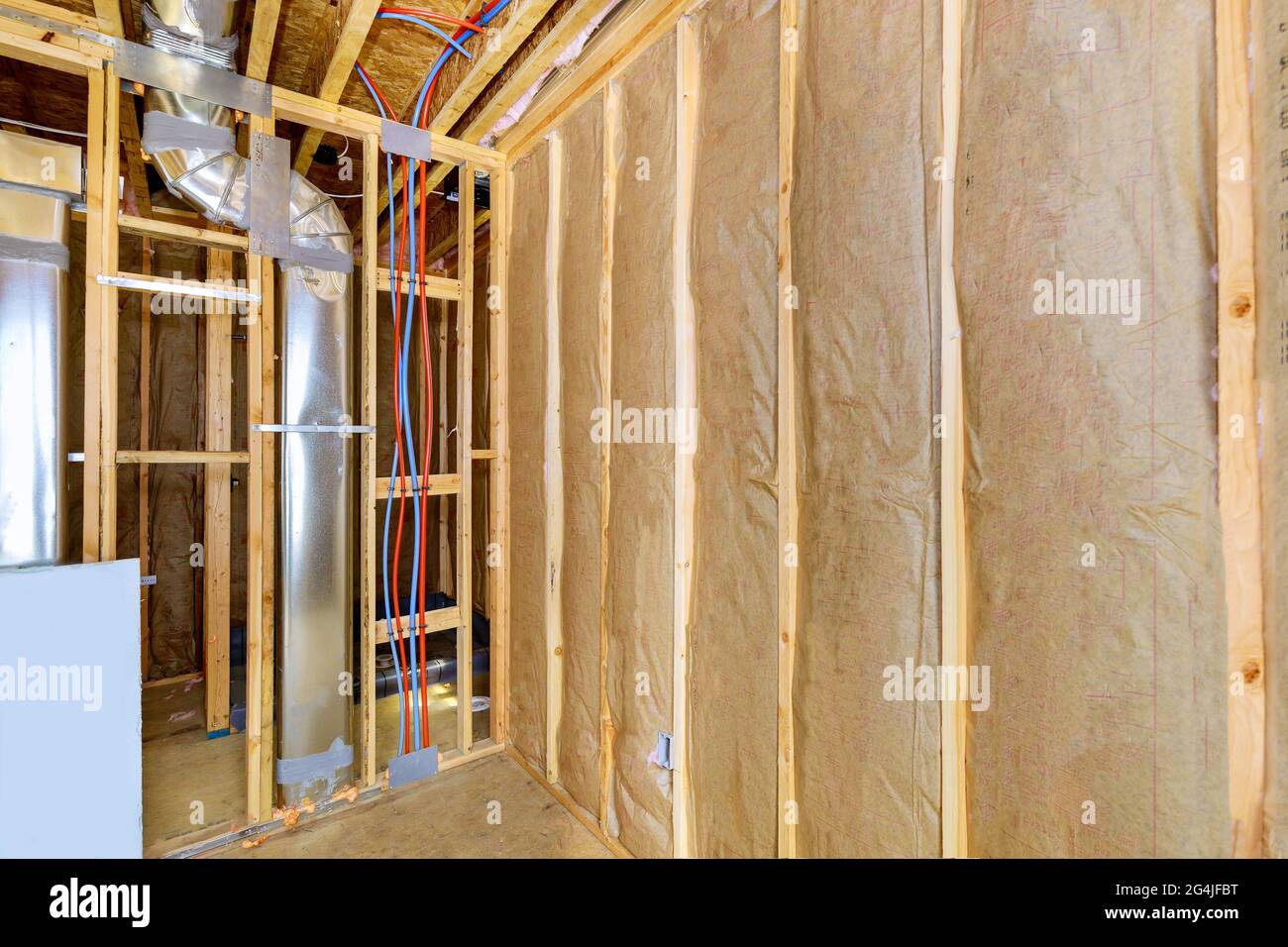Isolamento termico in una nuova casa con lana minerale, legno di casa Foto Stock