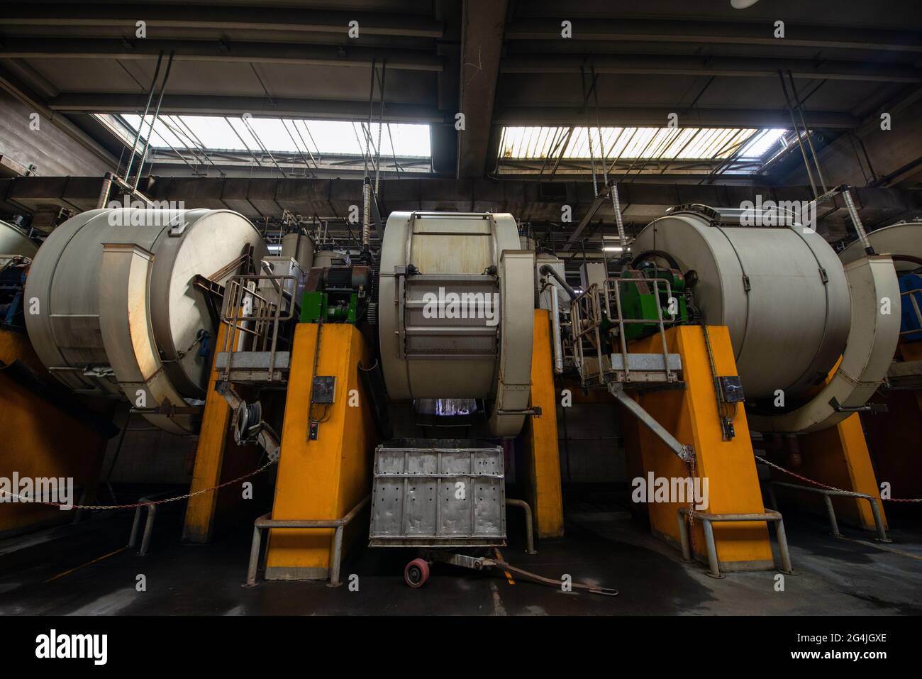 Officina di cuoio. Grandi barili in legno per la concia di cuoio bovino. Foto Stock