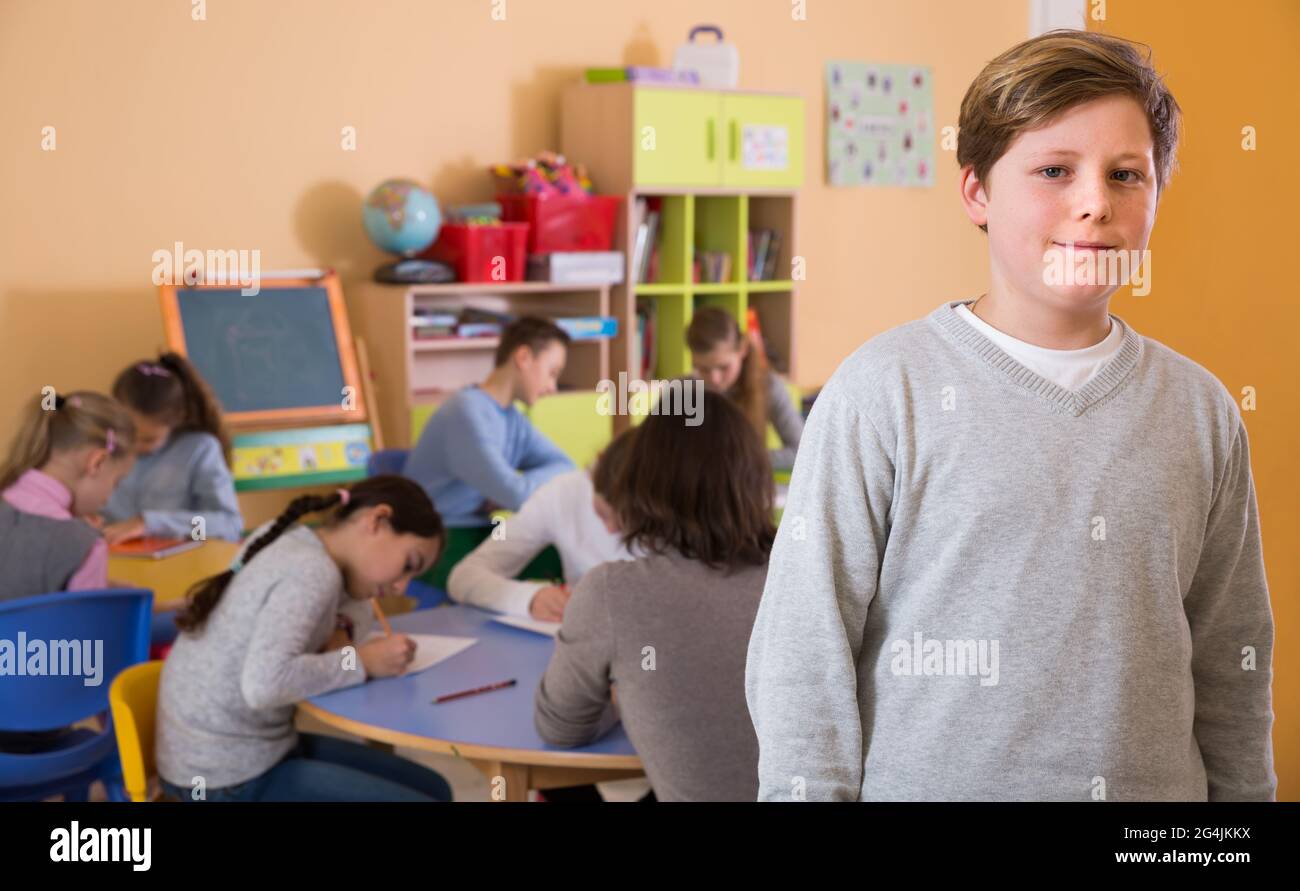 Ritratto di scolaro sorridente, ragazzi e ragazze in classe Foto Stock