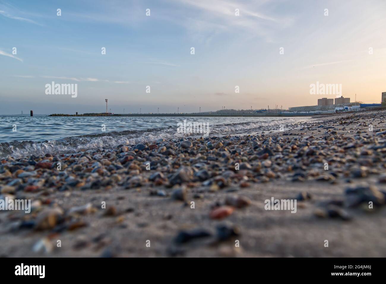 Bella ripresa di acque marine viste attraverso rocce costiere a Strande, Schleswig Holstein, Germania Foto Stock